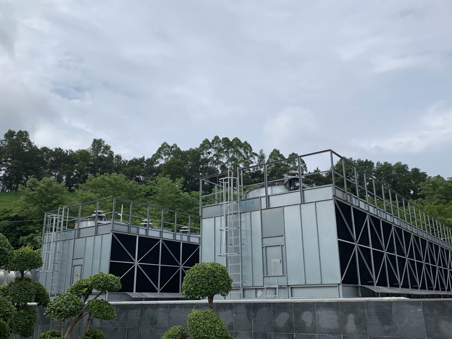 玻璃鋼冷卻塔使用中存在問題有哪些？(玻璃鋼冷卻塔的危害因素有哪些)